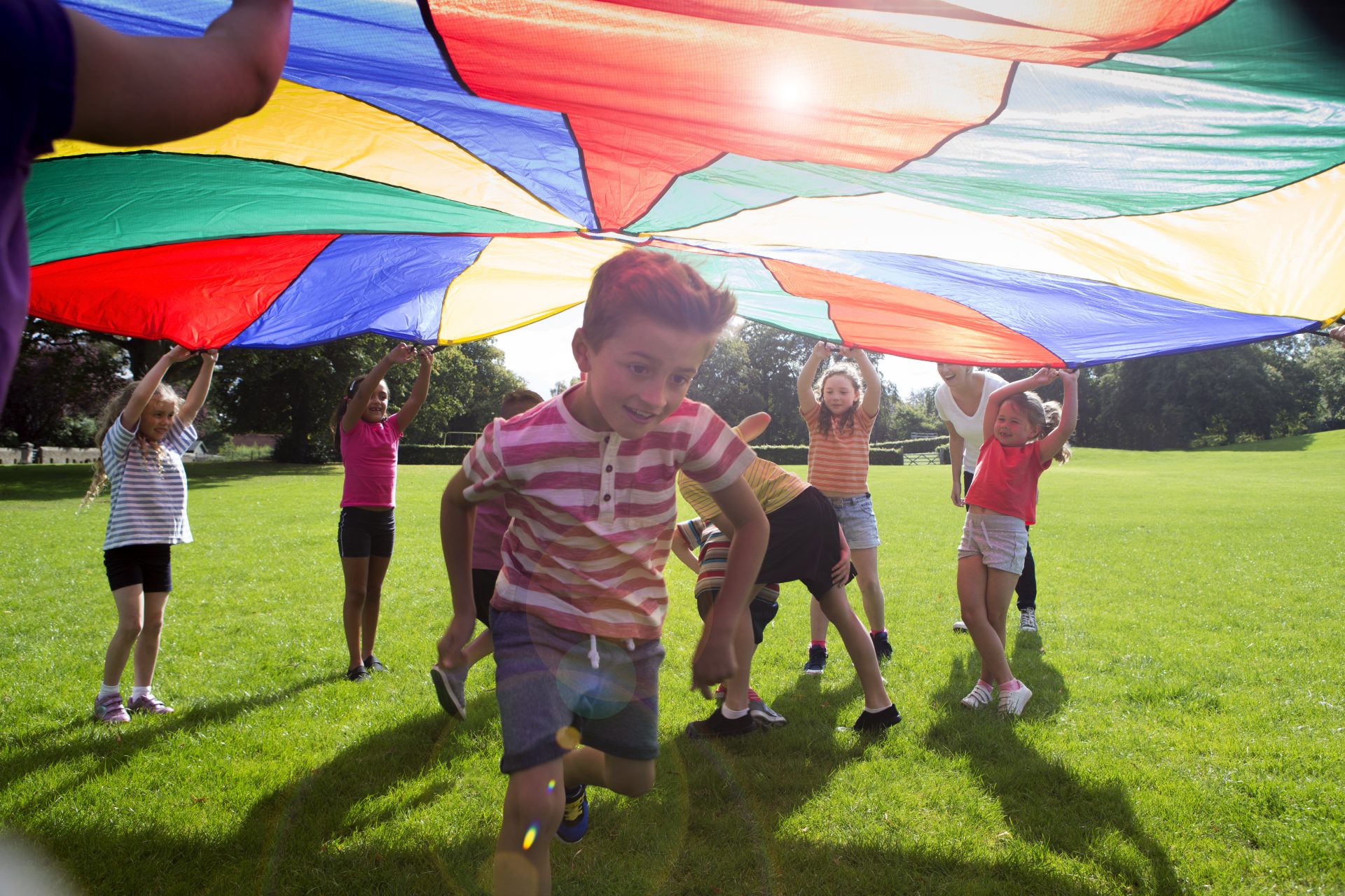 Bso Kinderen Op Veld Met Gekleurd Doek E1564569291273